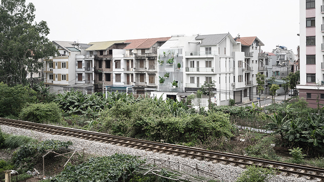 Nắng chiếu thẳng vào mặt tiền lại gần đường ray ồn ào, ngôi nhà ở ngoại thành Hà Nội vẫn được báo Mỹ khen ngợi vì cách xử lý thông minh - Ảnh 3.