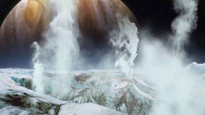  Các nhà khoa học đã phát hiện ra những cột nước khổng lồ trên mặt trăng Europa vào 2 năm trước. 