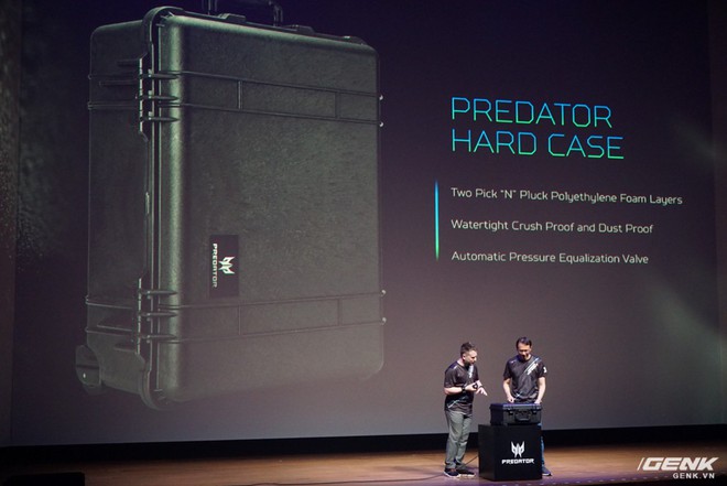  Predator Hard Case, chiếc vali chứa cả thế giới của game thủ với phần mút bên trong ôm trọn laptop lẫn gear, bảo vệ khỏi các tác động khắc nghiệt từ bên ngoài. CEO Acer cho biết sản phẩm này được thiết kế theo tiêu chuẩn quân đội nên các game thủ có thể yên tâm mang theo bất cứ đâu. 