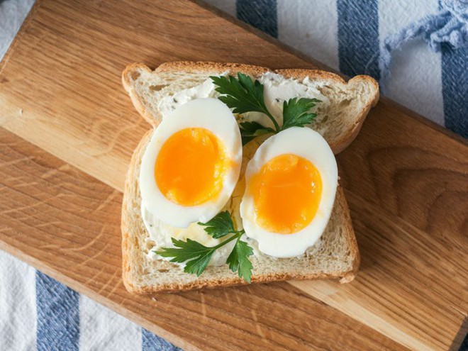  Những người ăn 5 quả trứng/tuần giảm được 12% nguy cơ mắc bệnh tim thiếu máu cục bộ 