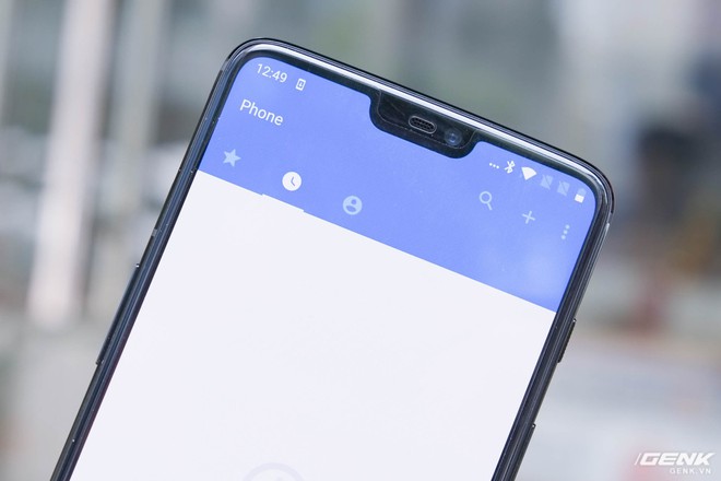  Khác biệt nằm ở việc OnePlus 6 sở hữu màn hình tai thỏ (notch), tuy nhiên phần cắt cho camera selfie và loa thoại không lớn như iPhone X. Vì vậy, màn hình của OnePlus 6 so với OnePlus 5T cũng được nâng từ 6 inch lên 6.28 inch, tỷ lệ từ 18:9 lên 19:9, độ phân giải từ 1080x2160 lên 1080x2280 