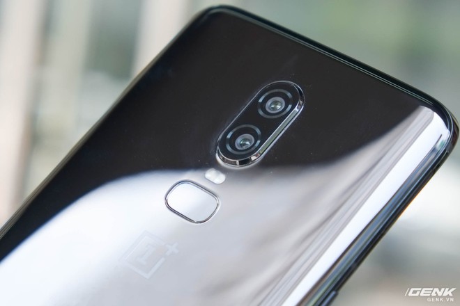  Phiên bản chúng tôi trên tay là Mirror Black với mặt kính đen bóng loáng. OnePlus 6 còn có hai phiên bản khác là Midnight Black (kính đen nhám) và Silk White (trắng) 