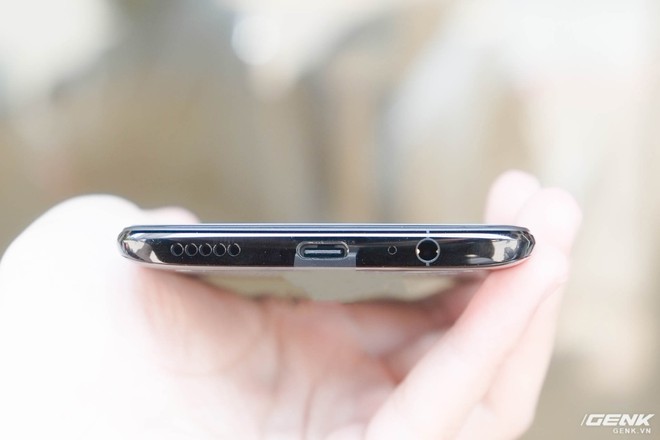  Có một điều mà OnePlus không học từ Apple (cũng như nhiều nhà sản xuất Android khác) là gỡ bỏ jack cắm tai nghe 3.5mm. OnePlus 6 vẫn có jack cắm này ở cạnh dưới, bên cạnh cổng USB-C và mic thoại 