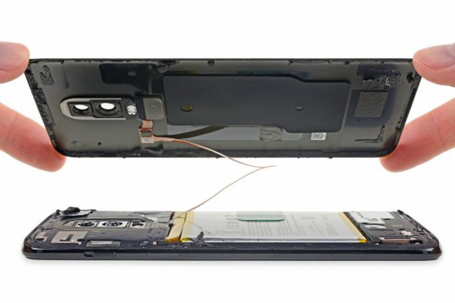 Mổ bụng OnePlus 6, khó sửa bởi hai mặt làm bằng kính - Ảnh 1.