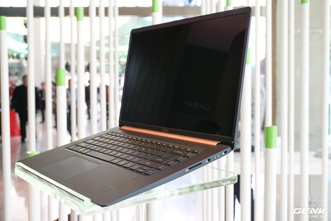 Ảnh thực tế Acer Swift 5 Air Edition: laptop 15 inch mỏng nhẹ nhất thế giới, cân nặng chưa đến 1 kg - Ảnh 1.