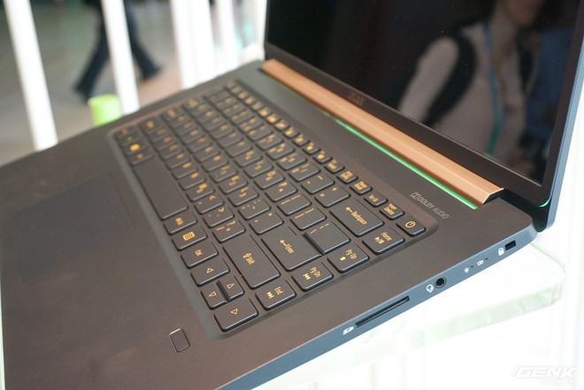 Ảnh thực tế Acer Swift 5 Air Edition: laptop 15 inch mỏng nhẹ nhất thế giới, cân nặng chưa đến 1 kg - Ảnh 8.