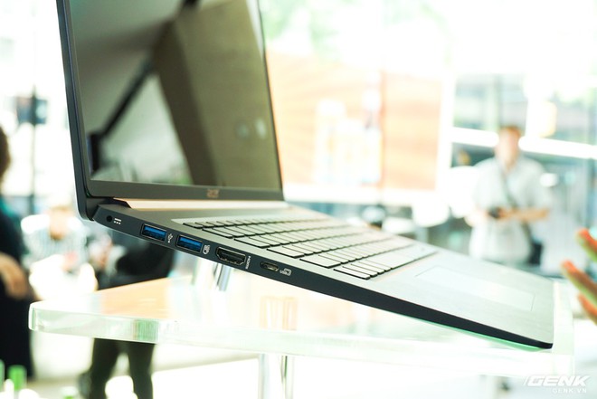 Ảnh thực tế Acer Swift 5 Air Edition: laptop 15 inch mỏng nhẹ nhất thế giới, cân nặng chưa đến 1 kg - Ảnh 4.