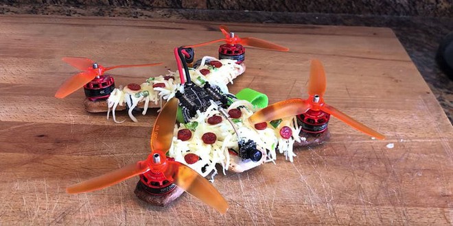 Cùng xem chiếc drone làm từ pizza này bay lượn trên bầu trời không khác gì máy bay thực thụ - Ảnh 3.