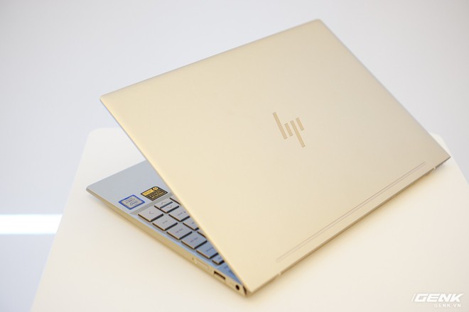 Ảnh thực tế HP Envy 13 phiên bản 2018: sử dụng họa tiết vân thép Damascus cho bản lề, toàn thân chế tác bằng kim loại, giá khởi điểm từ 20,99 triệu đồng - Ảnh 12.