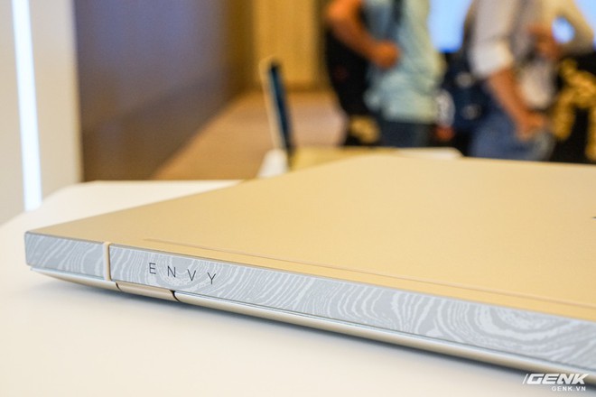 Ảnh thực tế HP Envy 13 phiên bản 2018: sử dụng họa tiết vân thép Damascus cho bản lề, toàn thân chế tác bằng kim loại, giá khởi điểm từ 20,99 triệu đồng - Ảnh 3.