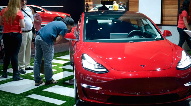 Sau khi báo cáo thu nhập Q1 thua lỗ, Tesla hứa sẽ tạo ra lợi nhuận trong nửa sau của năm NẾU như hãng có thể đạt được mục tiêu sản xuất mẫu xe Model 3 - Ảnh 1.