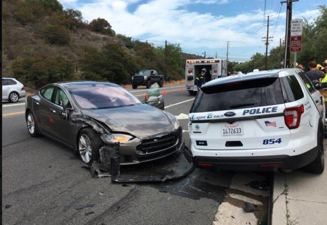 Chế độ tự lái của Tesla Model S lại gây tai nạn, lần này đâm thẳng vào... xe cảnh sát - Ảnh 4.