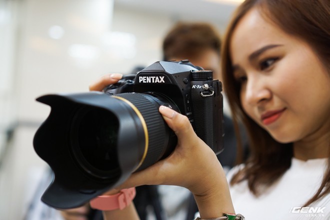 Ảnh thực tế máy ảnh Pentax K-1 II tại Việt Nam: ngoại hình không thay đổi, hiệu năng nâng cấp - Ảnh 1.