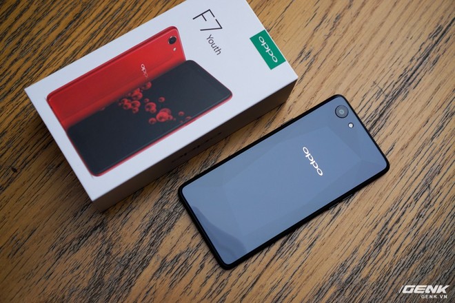 Cận cảnh Oppo F7 Youth: thiết kế gần giống anh cả F7, không theo trào lưu tai thỏ, không cảm biến vân tay, giá 6,49 triệu đồng - Ảnh 2.