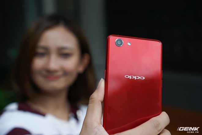 Cận cảnh Oppo F7 Youth: thiết kế gần giống anh cả F7, không theo trào lưu tai thỏ, không cảm biến vân tay, giá 6,49 triệu đồng - Ảnh 11.