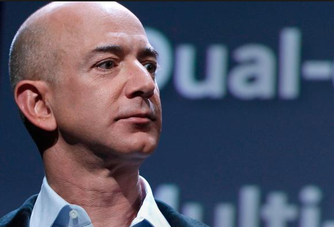 Vừa là chủ tịch vừa làm CEO, Jeff Bezos bị phản đối ngay buổi họp cổ đông của Amazon - Ảnh 1.
