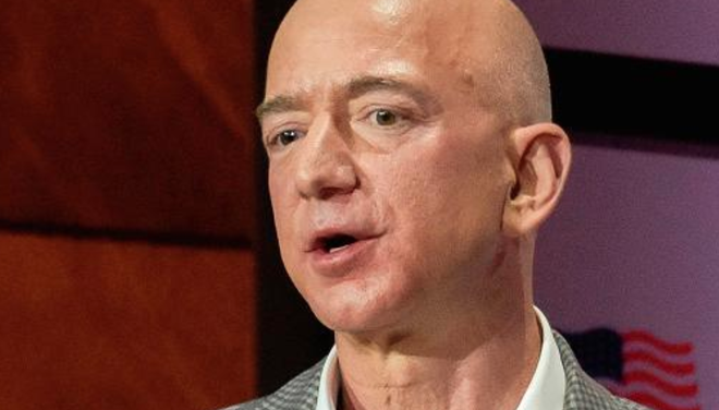 Sau nhiều tháng bị Tổng thống Trump để mắt tới Amazon, Jeff Bezos: Chúng tôi xứng đáng bị kiểm tra lắm - Ảnh 1.