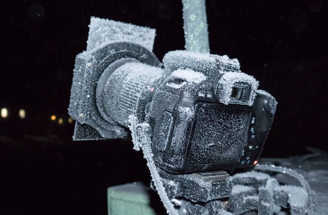 Nhiếp ảnh gia chia sẻ cách dùng camera ở nơi lạnh nhất hành tinh, làm sao để chụp hình khi mọi thứ đều đóng băng? - Ảnh 2.