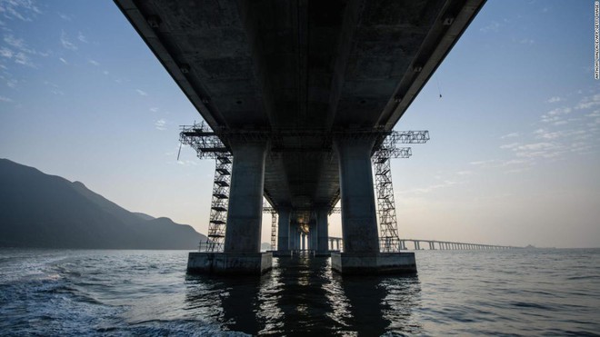 Trung Quốc khánh thành cầu vượt biển dài nhất thế giới, đi 62km từ Hồng Kông sang Ma Cao chỉ mất 30 phút - Ảnh 18.