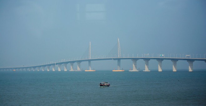 Trung Quốc khánh thành cầu vượt biển dài nhất thế giới, đi 62km từ Hồng Kông sang Ma Cao chỉ mất 30 phút - Ảnh 1.