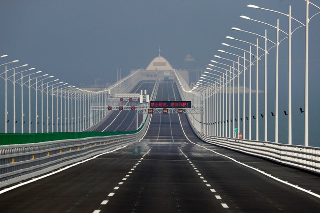 Trung Quốc khánh thành cầu vượt biển dài nhất thế giới, đi 62km từ Hồng Kông sang Ma Cao chỉ mất 30 phút - Ảnh 7.
