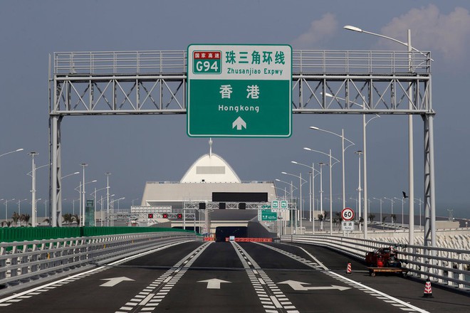 Trung Quốc khánh thành cầu vượt biển dài nhất thế giới, đi 62km từ Hồng Kông sang Ma Cao chỉ mất 30 phút - Ảnh 13.