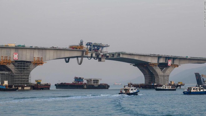 Trung Quốc khánh thành cầu vượt biển dài nhất thế giới, đi 62km từ Hồng Kông sang Ma Cao chỉ mất 30 phút - Ảnh 9.