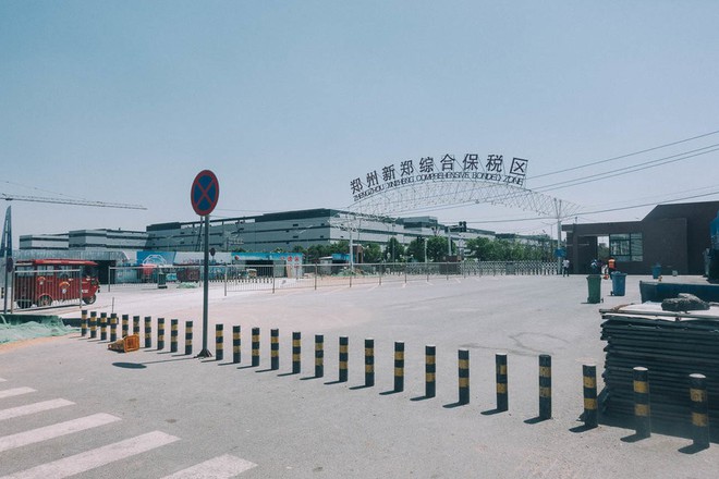 [Ảnh] Bên trong Thành phố iPhone tại Trung Quốc - khu nhà máy sản xuất hơn một nửa số lượng iPhone toàn cầu - Ảnh 1.
