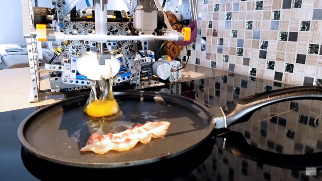 Thấy bố vất vả chuẩn bị bữa sáng, YouTuber xây dựng luôn robot LEGO biết nấu ăn chuyên món trứng ốp la - Ảnh 2.