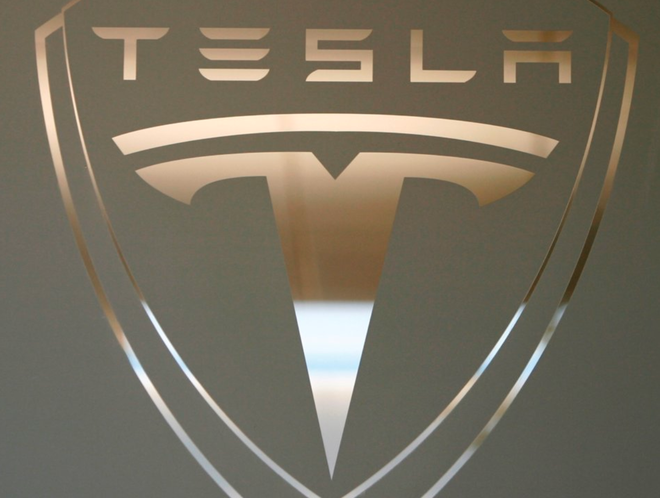 Bạn gái mới của Elon Musk đeo vòng cổ choker hình logo Tesla, cư dân mạng được một phen hết hồn vì phụ kiện hầm hố này - Ảnh 1.