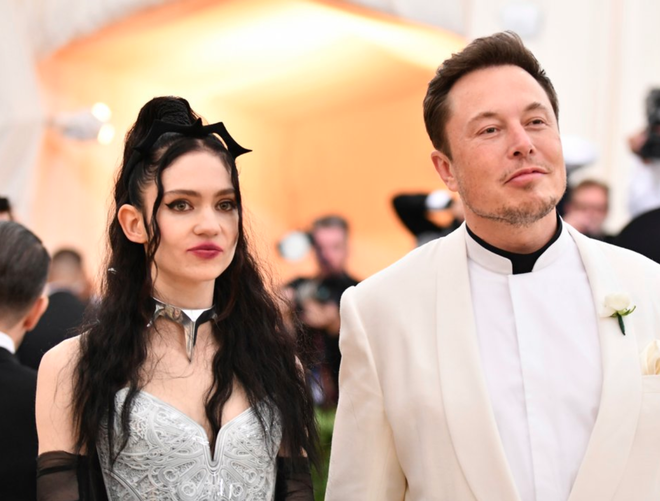 Bạn gái mới của Elon Musk đeo vòng cổ choker hình logo Tesla, cư dân mạng được một phen hết hồn vì phụ kiện hầm hố này - Ảnh 2.