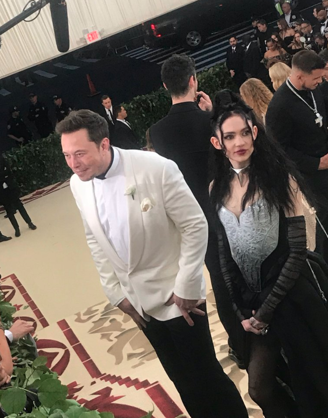 Bạn gái mới của Elon Musk đeo vòng cổ choker hình logo Tesla, cư dân mạng được một phen hết hồn vì phụ kiện hầm hố này - Ảnh 4.