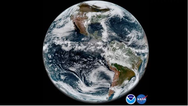  Bức ảnh Trái Đất đầu tiên mà vệ tinh thời tiết GOES-17 chụp được dù đang gặp sự cố về phần cứng. 
