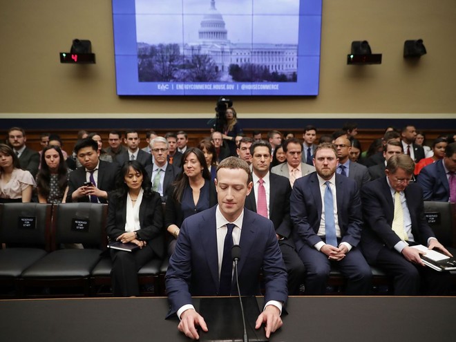 Scandal gần đây của Facebook càng xoáy thêm vào nỗi đau của Zuckerberg: Họ không sở hữu một chiếc smartphone nào cả - Ảnh 1.