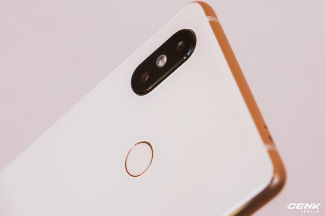 Xiaomi Mi 8 SE đã về VN: Snapdragon 710, màn hình tai thỏ, dáng vuông vức như Mi Mix, giá 7 triệu - Ảnh 11.