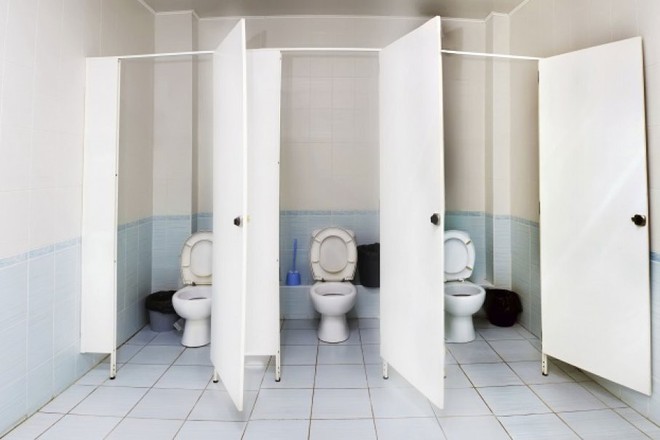 Bạn có thể nhiễm bệnh từ ghế ngồi nhà vệ sinh công cộng hay không? - Ảnh 2.