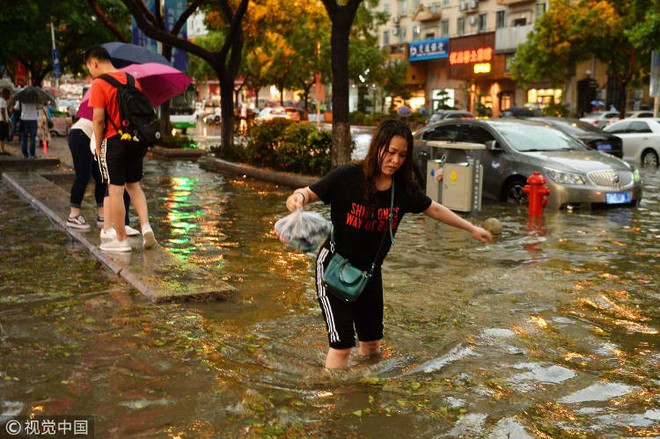 Trung Quốc: Bão lớn khiến hải sản tươi sống trút xuống như mưa trên đường phố - Ảnh 6.
