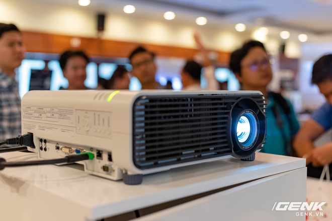 Canon chính thức phân phối máy chiếu tại Việt Nam: có thể thay đổi ống kính, phù hợp cho cả gia đình và doanh nghiệp - Ảnh 3.
