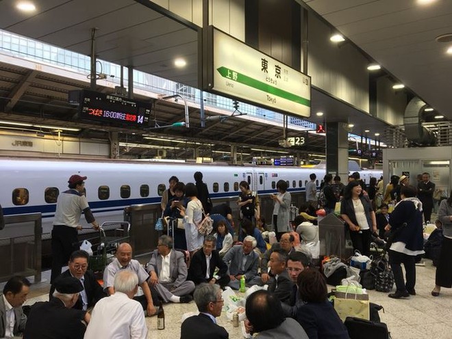 Sự thú vị của Nhật Bản: Tàu siêu tốc lỡ chuyến, du khách liền mở tiệc ngay tại ga - Ảnh 2.