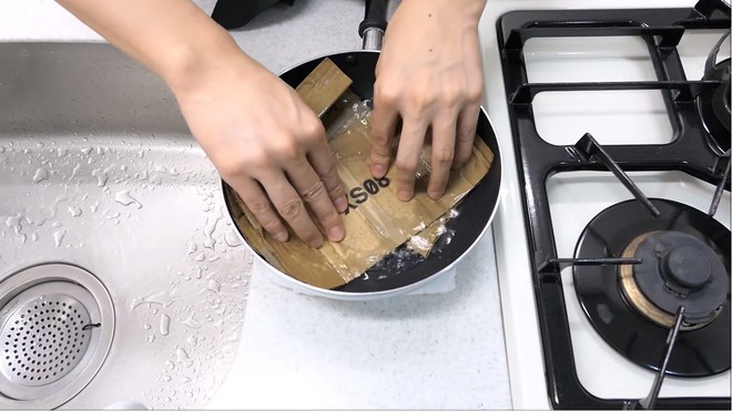 Thùng các-tông ship hàng của Amazon vừa được Youtuber Nhật Bản biến thành dao làm bếp - Ảnh 2.
