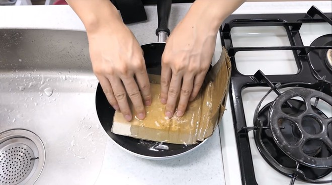 Thùng các-tông ship hàng của Amazon vừa được Youtuber Nhật Bản biến thành dao làm bếp - Ảnh 5.