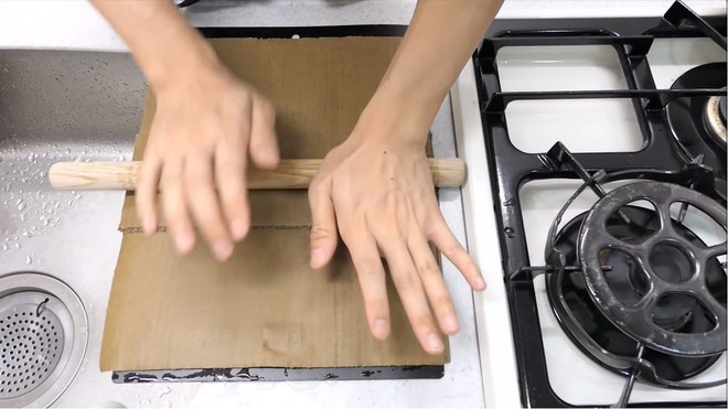 Thùng các-tông ship hàng của Amazon vừa được Youtuber Nhật Bản biến thành dao làm bếp - Ảnh 6.