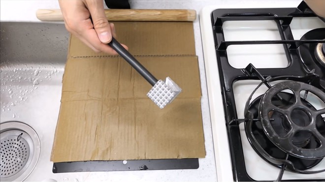 Thùng các-tông ship hàng của Amazon vừa được Youtuber Nhật Bản biến thành dao làm bếp - Ảnh 7.
