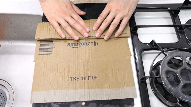 Thùng các-tông ship hàng của Amazon vừa được Youtuber Nhật Bản biến thành dao làm bếp - Ảnh 8.