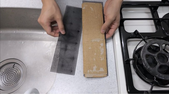 Thùng các-tông ship hàng của Amazon vừa được Youtuber Nhật Bản biến thành dao làm bếp - Ảnh 12.