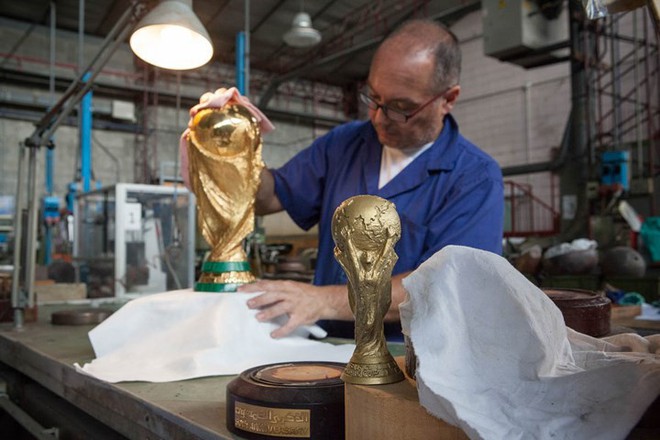 Cận cảnh quá trình chế tác chiếc cup vàng danh giá cho World Cup - Ảnh 9.