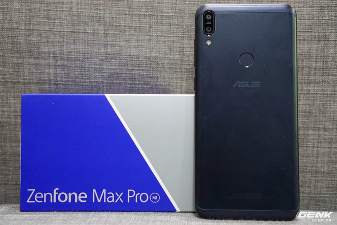  Về mặt tổng thể, Zenfone Max Pro không có nhiều sự thay đổi ở thiết kế. Thay vì sử dụng mặt lưng bóng bẩy kèm vân xoáy đồng tâm như Zenfone 5 thì chiếc điện thoại này lại chọn ngôn ngữ kim loại nguyên khối. 