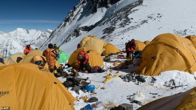 Những hình ảnh gây shock: Đỉnh Everest danh giá giờ đã trở thành bãi rác cao nhất thế giới - Ảnh 1.