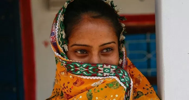 Ấn Độ: Chồng đòi ly hôn sau khi phát hiện vợ mọc râu, giọng nói ồm ồm như đàn ông - Ảnh 1.