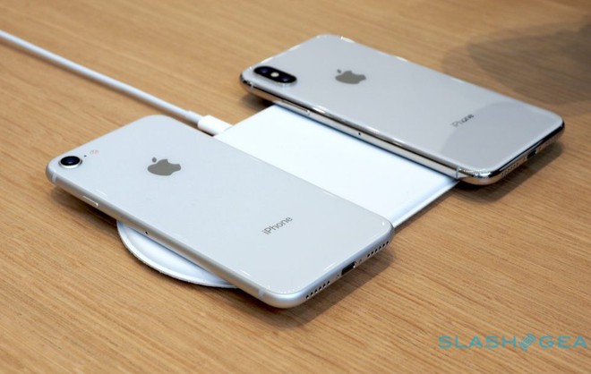 Apple sẽ tung ra đế sạc AirPower vào tháng 9, chạy iOS rút gọn - Ảnh 1.